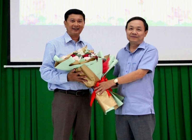 Ông Phan Văn Thắng - Phó Bí thư Thường trực Tỉnh ủy, Chủ tịch Hội đồng nhân dân tỉnh Đồng Tháp(bên phải) tặng hoa chúc mừng ông Nguyễn Việt Thống
