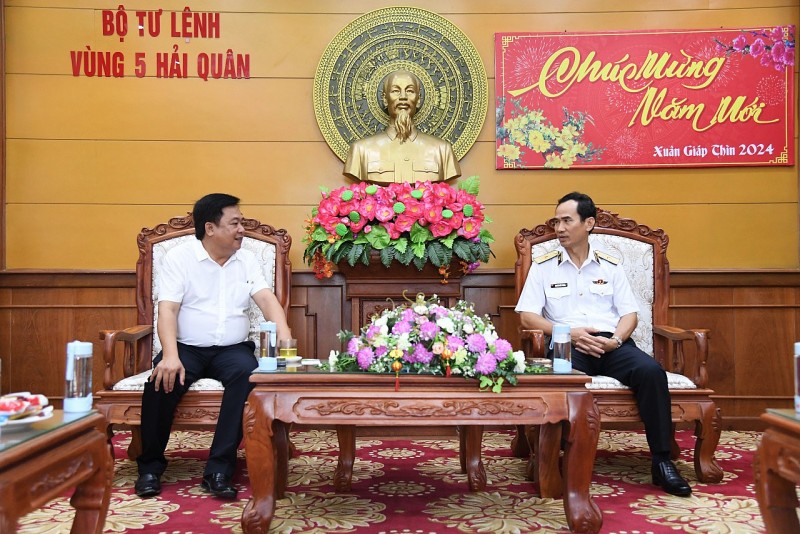 Thủ trưởng Bộ Tư lệnh Vùng 5 Hải quân trao đổi với lãnh đạo huyện Trần Văn Thời