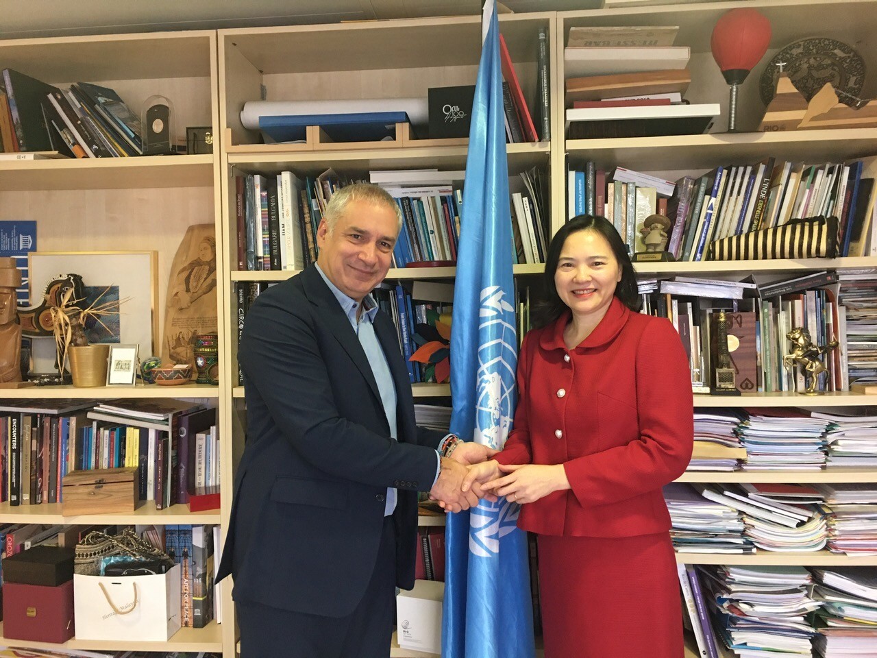 Đại sứ Nguyễn Thị Vân Anh làm việc với ông Esnesto Ottone Ramirez - Trợ lý Tổng Giám đốc UNESCO về Văn hoá.