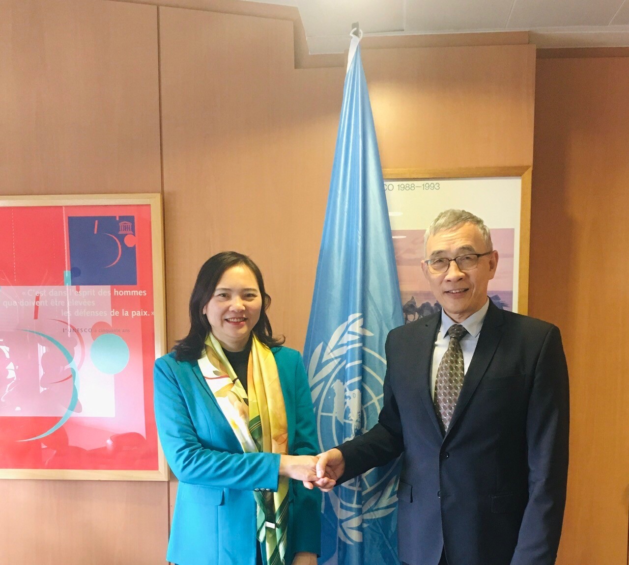 Đại sứ Nguyễn Thị Vân Anh làm việc với ông Xing Qu - Phó Tổng Giám đốc UNESCO.