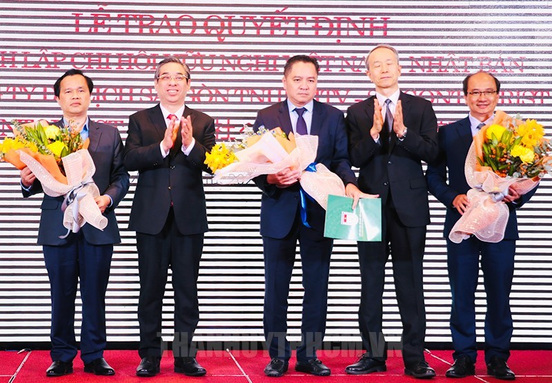 Chủ tịch Hội Hữu nghị Việt Nam - Nhật Bản TPHCM Nguyễn Phước Lộc và Tổng Lãnh sự Nhật Bản tại TPHCM Ono Masuo trao quyết định và tặng hoa chúc mừng Chi hội Hữu nghị Việt Nam - Nhật Bản tại Tổng Công ty Du lịch Sài Gòn.
