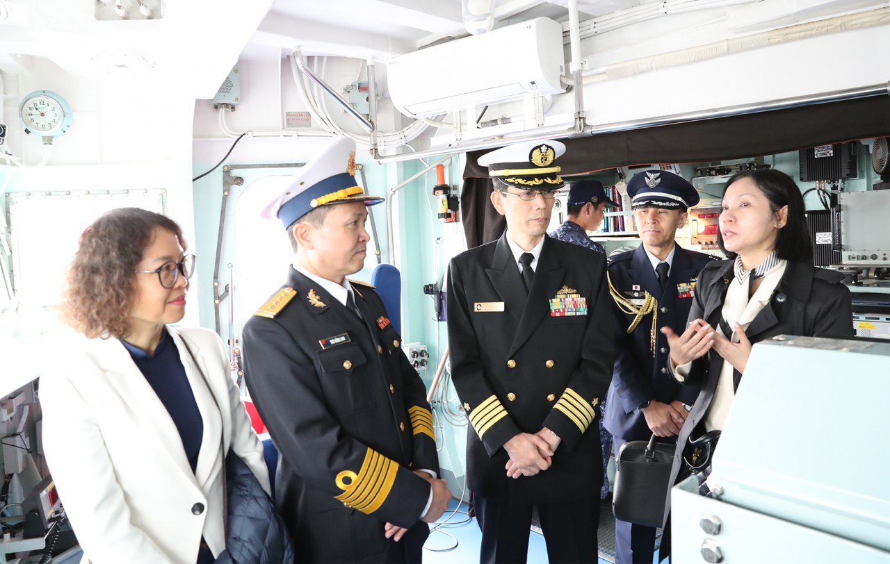 Đại tá Thái Hồng Linh và các đại biểu tham quan tàu Suzunami