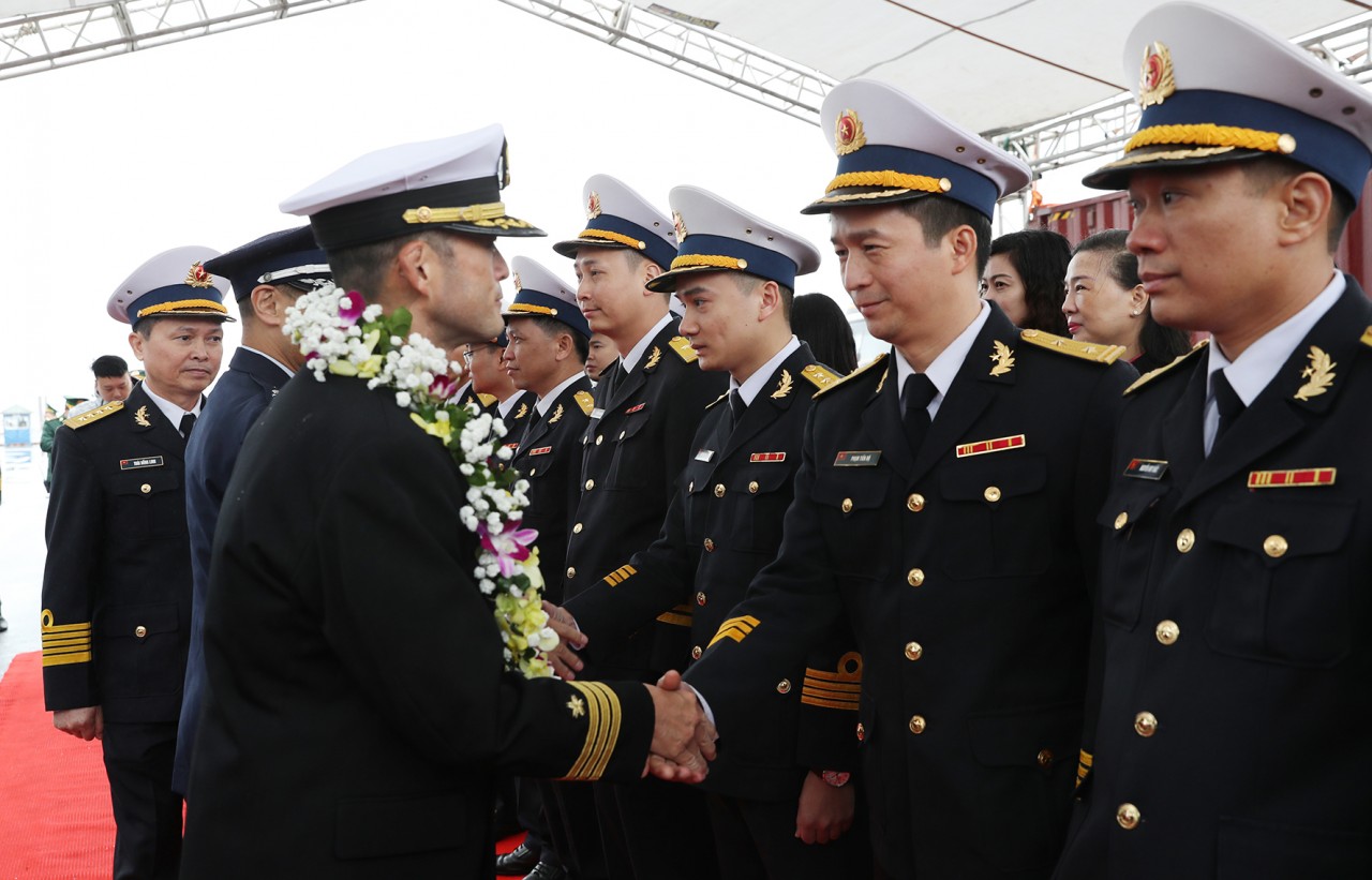 Đại tá Thái Hồng Linh, Phó tham mưu trưởng Vùng 1 Hải quân chủ trì lễ đón.
