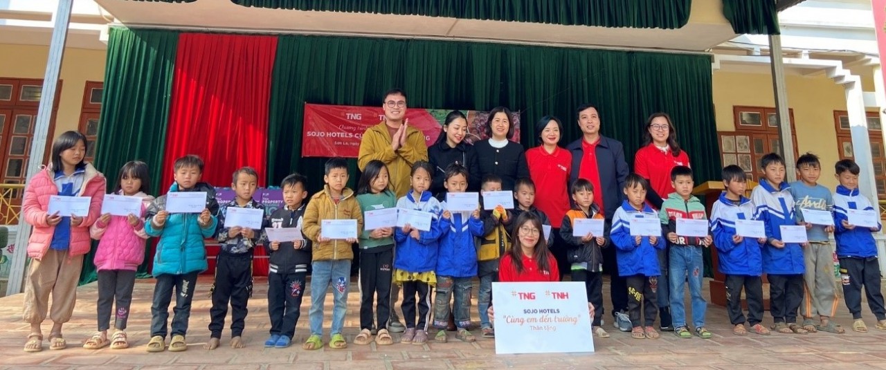 Trao học bổng cho học sinh trường nội trú tại trường Tiểu học, THCS Mường Thải, huyện Phù Yên, tỉnh Sơn La.