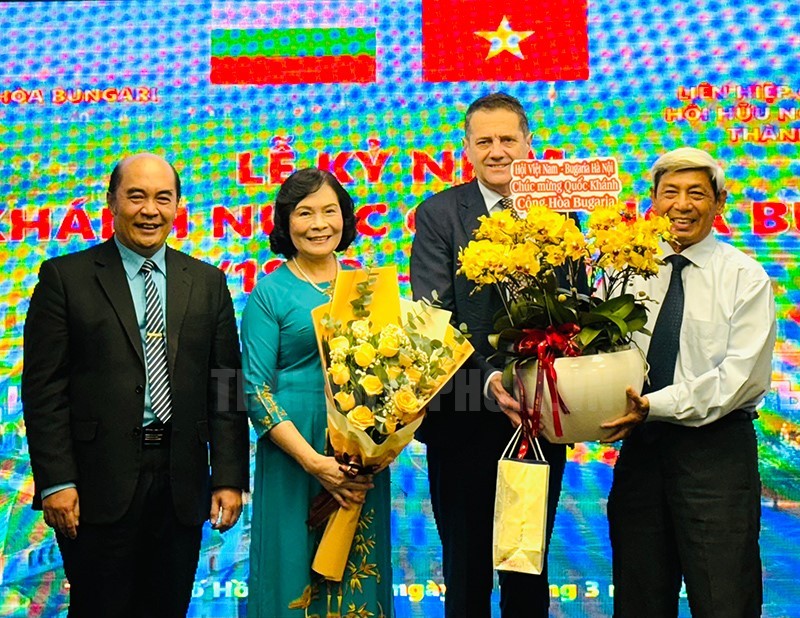 Phó Chủ tịch HUFO Hồ Xuân Lâm cùng các đại biểu tặng hoa chúc mừng Quốc khánh Bulgaria. (Ảnh: thanhuytphcm.vn)