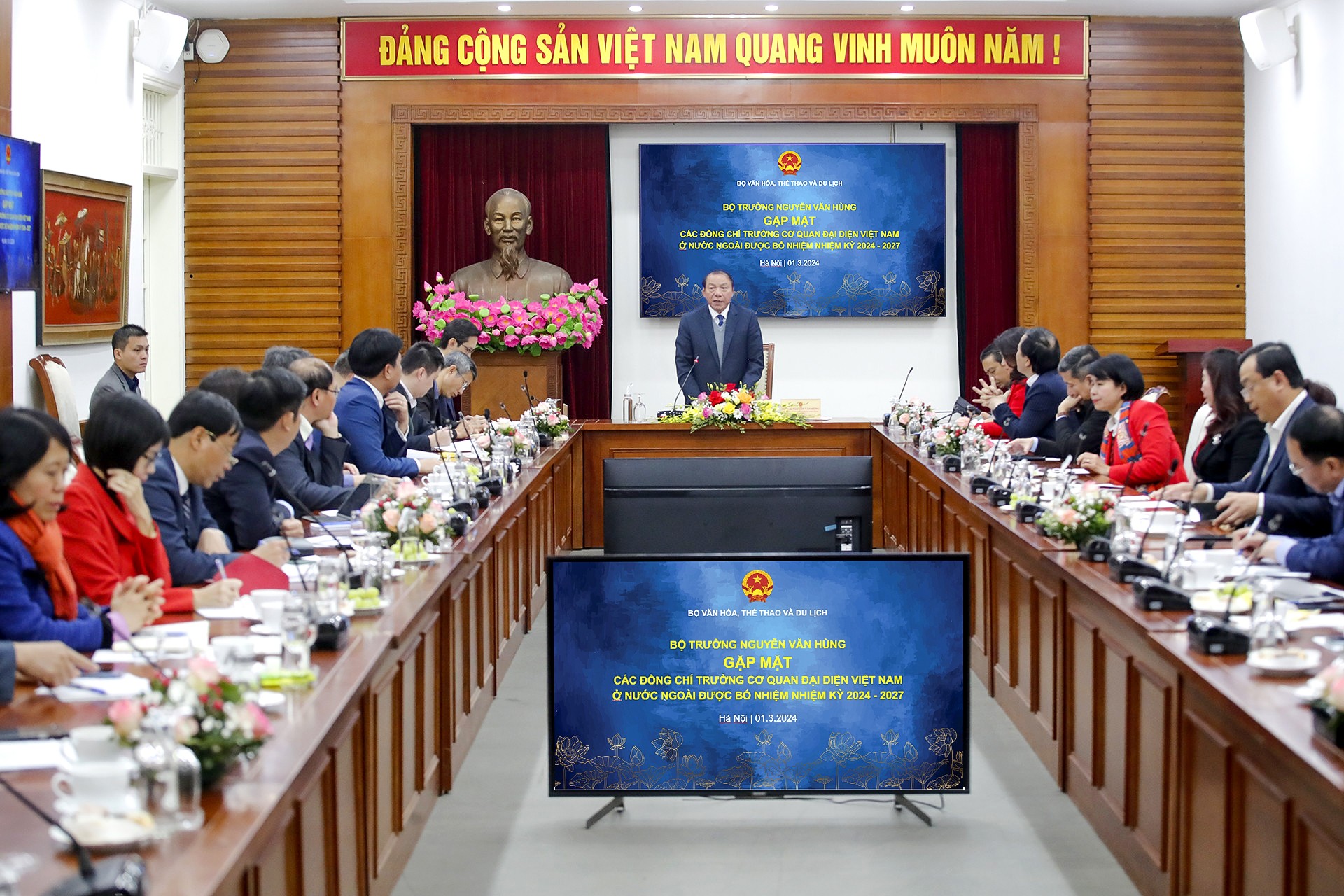 Bộ trưởng Bộ VHTTDL Nguyễn Văn Hùng đã chủ trì buổi gặp mặt với các Trưởng Cơ quan đại diện Việt Nam ở nước ngoài nhiệm kỳ 2024-2027 