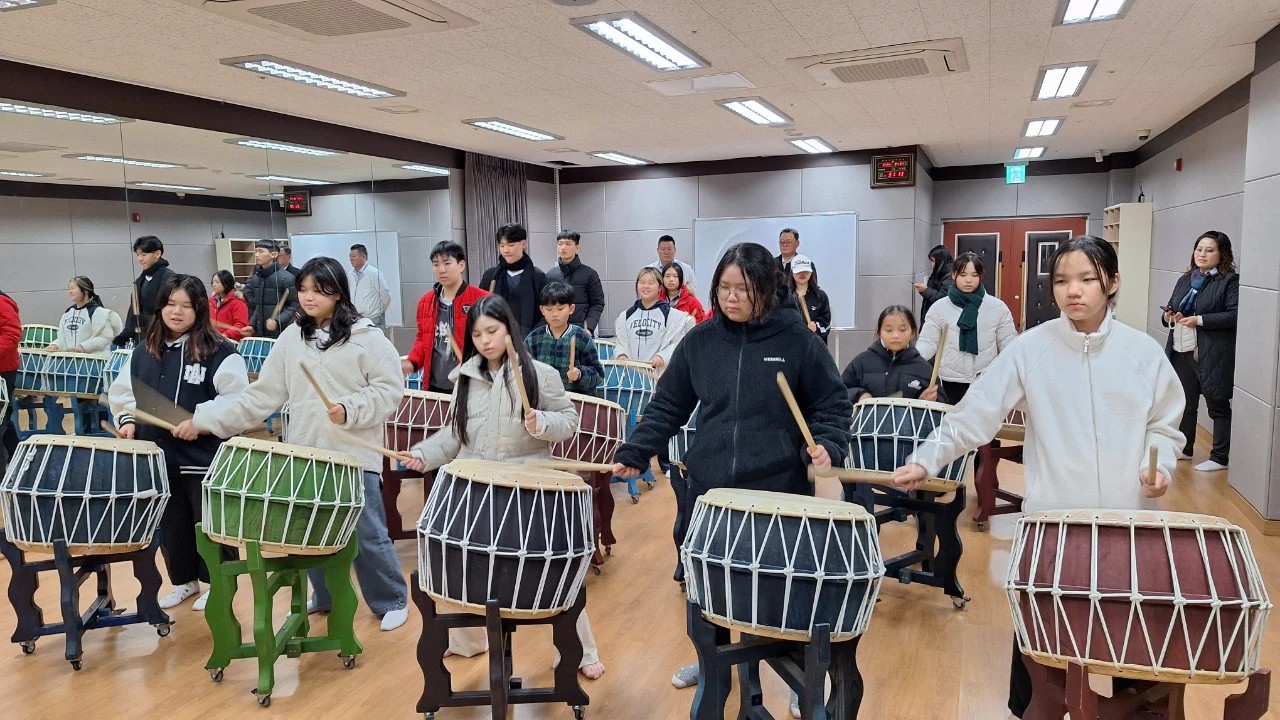 Đoàn thế hệ F2 gia đình Hàn - Việt sinh sống tại Việt Nam trải nghiệm học chơi nhạc cụ dân tộc Hàn Quốc