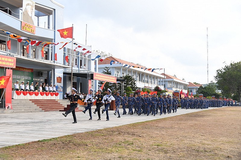 Duyệt đội ngũ tại lễ ra quân huấn luyện của Lữ đoàn 127, Vùng 5 Hải quân. Ảnh: Văn Định