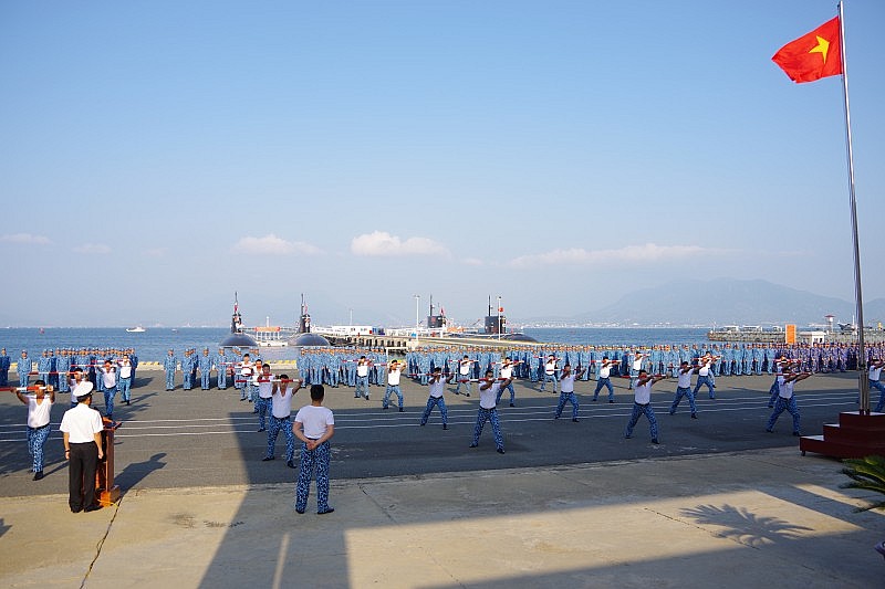 Cán bộ, thủy thủ tàu ngầm Lữ đoàn 189 (TP. Cam Ranh, tỉnh Khánh Hòa) đồng diễn thể dục tại Lễ ra quân huấn luyện 2024. (Ảnh: Đức Thắng)