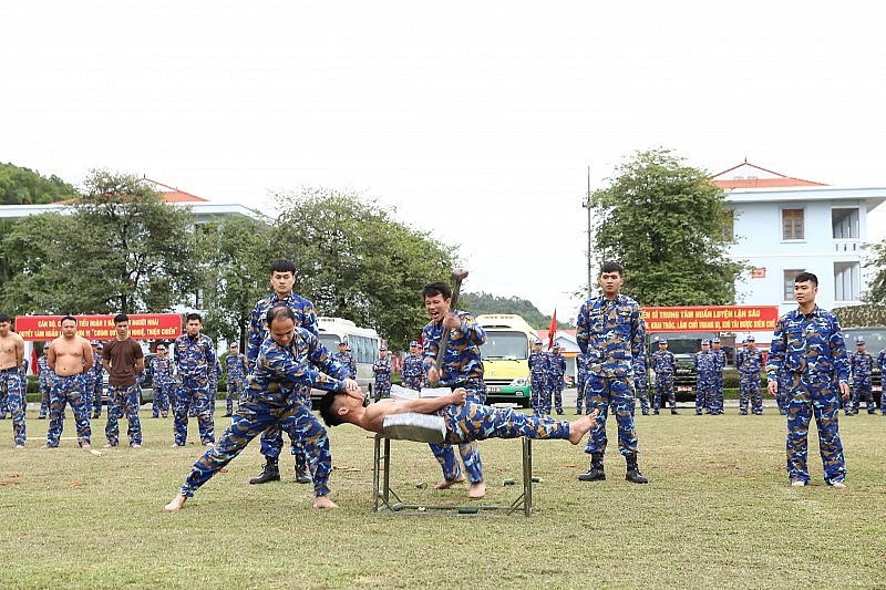 Chiến đấu viên đặc công biểu diễn võ thuật tại lễ ra quân huấn luyện 2024 của Lữ đoàn Đặc công Hải quân 126. (Ảnh: Hoàng Việt)