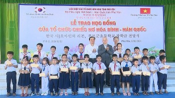 Học sinh vượt khó của huyện Tây Hòa (Phú Yên) được nhận học bổng do tổ chức phi chính phủ nước ngoài viện trợ