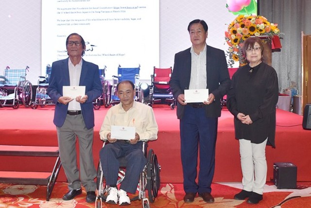 Quỹ hỗ trợ đóng góp xã hội Nhật Bản tặng xe lăn cho người khuyết tật Đà Nẵng