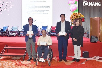Quỹ hỗ trợ đóng góp xã hội Nhật Bản tặng xe lăn cho người khuyết tật Đà Nẵng