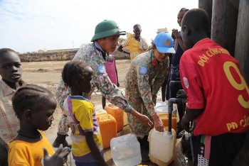 Công binh Việt Nam lắp đặt điểm cung cấp nước sạch cho người dân Abyei