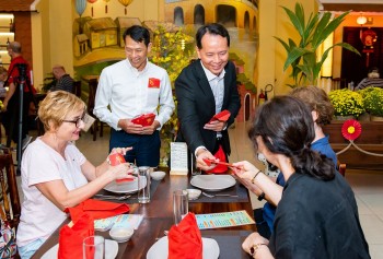“Tây ăn Tết ta”: Du khách quốc tế hào hứng đón Tết cổ truyền tại Việt Nam
