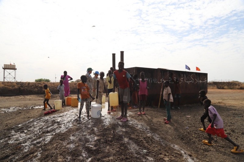 Công binh Việt Nam lắp đặt điểm cung cấp nước sạch cho người dân Abyei