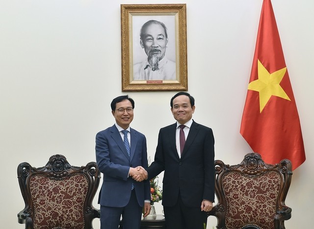 Phó Thủ tướng Trần Lưu Quang và Tổng giám đốc Tổ hợp Samsung Việt Nam Choi Joo Ho (Ảnh: VGP).