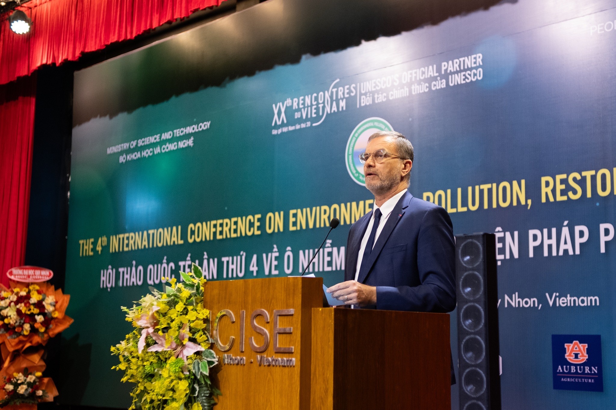 Đại sứ Đặc mệnh toàn quyền Cộng hòa Pháp tại Việt Nam Olivier Brochet phát biểu tại Hội thảo. (Ảnh: ICISE)