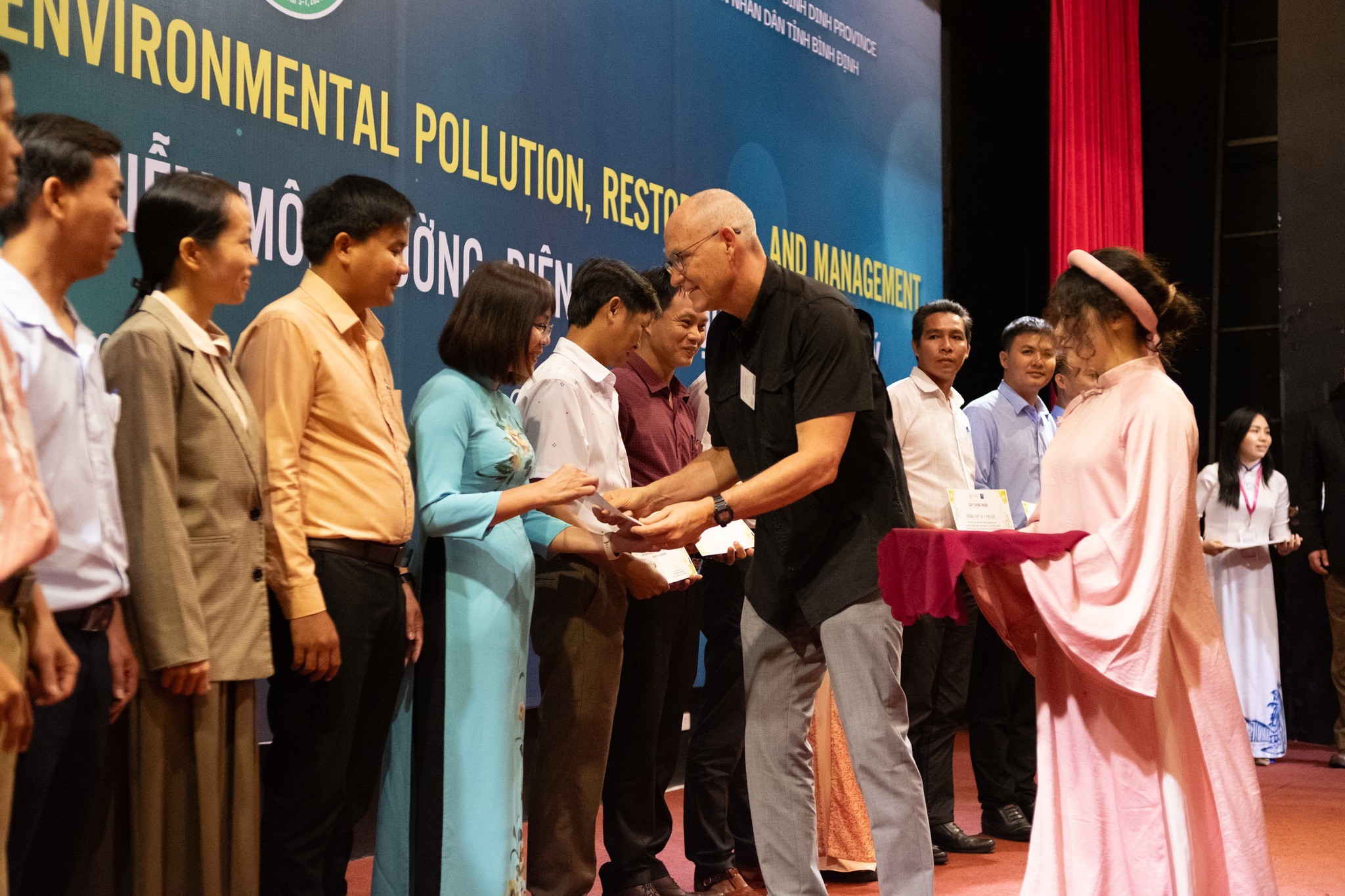 Ban tổ chức đã trao giấy chứng nhận và giải thưởng cho 20 trường THPT trên địa bàn tỉnh Bình Định