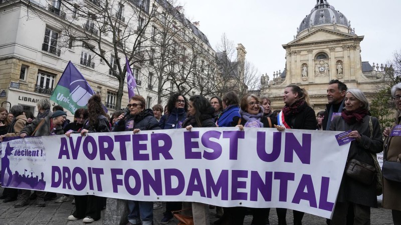 Pháp trở thành nước đầu tiên ghi quyền phá thai vào Hiến pháp 1