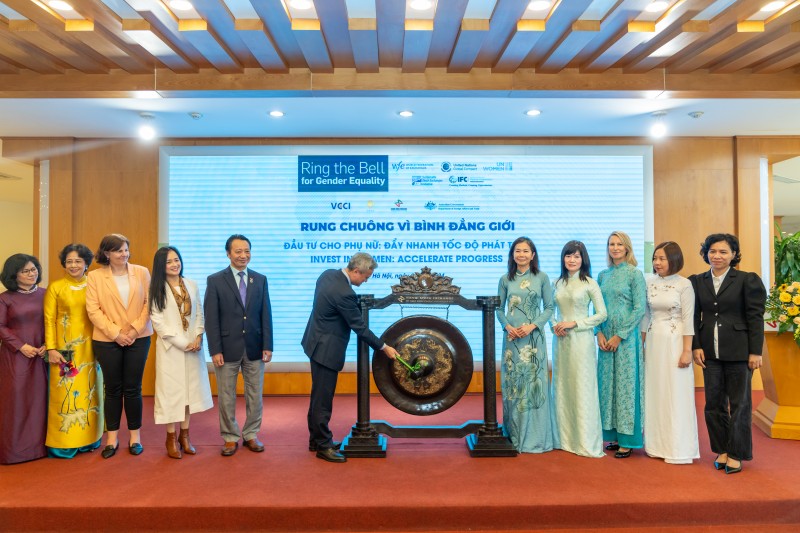 Sở giáo dịch chứng khoán Hà Nội và thành phố Hồ Chí Minh cùng với 123 Sở giao dịch chứng khoán trên thế giới, đã cùng tham gia chiến dịch “Rung chuông vì Bình đẳng giới’. (Ảnh: UNDP)
