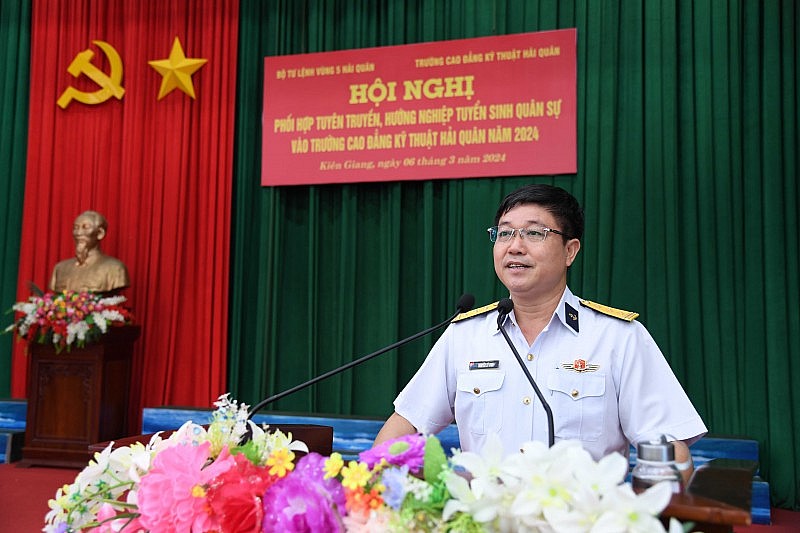 Thượng tá Nguyễn Sỹ Vinh, Trưởng phòng Đào tạo Trường CĐKT Hải quân thông tin về một số chế đố, chính sách đối với học viên khi học tập tại nhà trường.