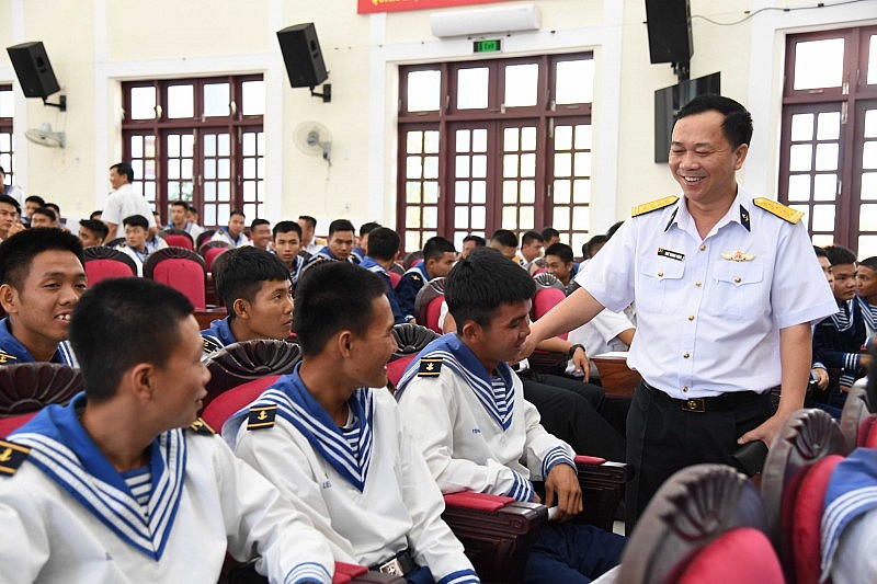 Đại tá Ngô Thành Công động viên các chiến sĩ đăng ký tuyển sinh học tập tại Trường CĐKT Hải quân