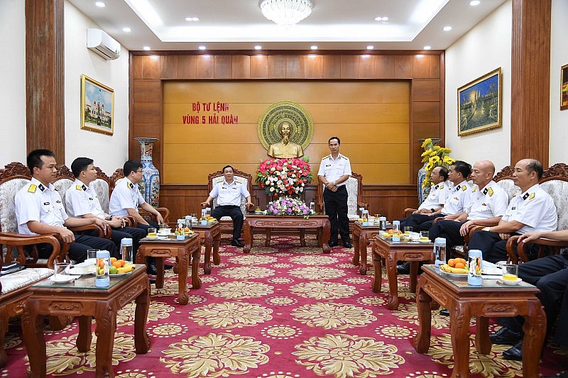 Chuẩn Đô đốc Nguyễn Hữu Thoan, Chính ủy Vùng 5 Hải quân tiếp đoàn công tác Trường CĐKT Hải quân đến thăm và làm việc tại đơn vị.