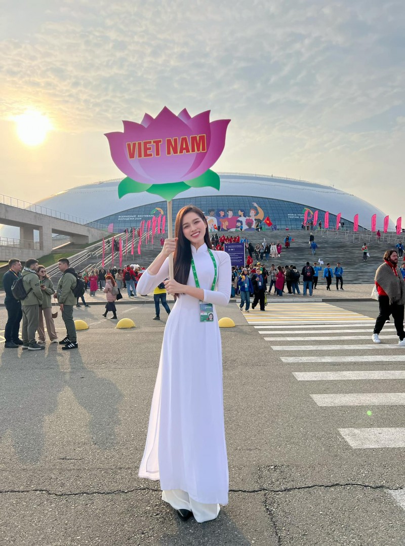 Hoa hậu Đỗ Thị Hà rạng rỡ trong tà áo dài trắng tại lễ diễu hành