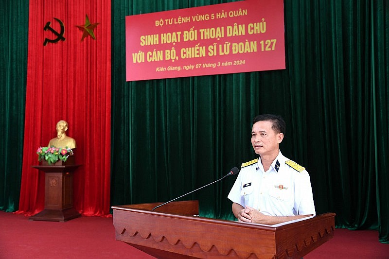Đại tá Lê Văn Hưởng chủ trì buổi sinh hoạt tại Lữ đoàn 127