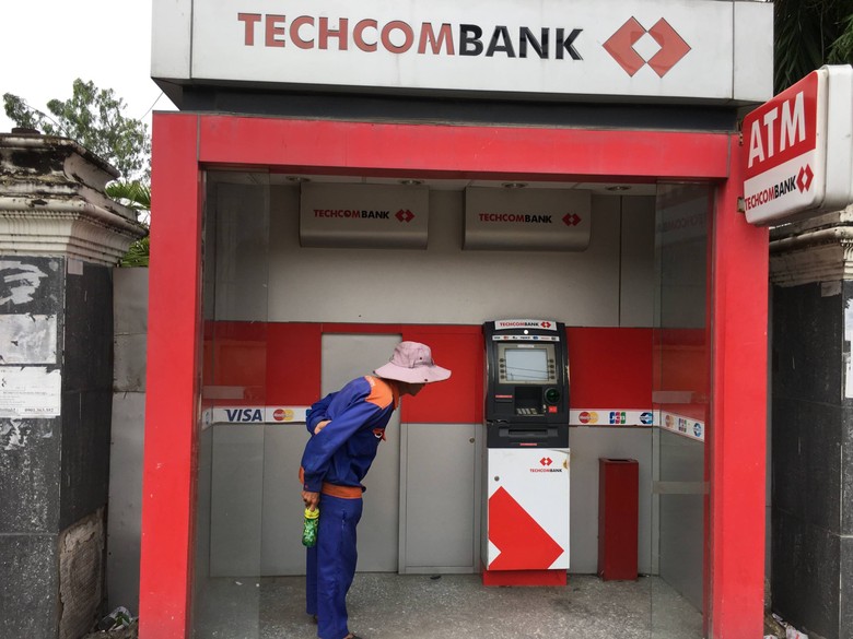 Thanh toán không tiền mặt lên ngôi, ngân hàng đóng cửa bớt cây ATM.