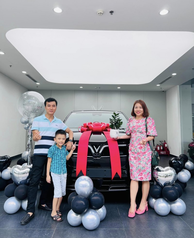 Chị Bình khuyến khích mọi người, cả nam lẫn nữ, nên mua xe điện khi chính sách của VinFast đang quá tốt (Nguồn: Facebook Nguyễn Thanh Bình).