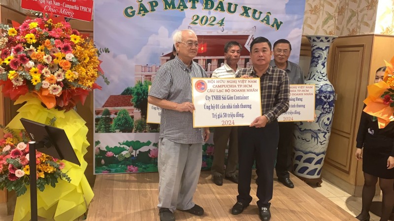 CLB Doanh nhân, Hội Hữu nghị Việt Nam - Campuchia TP.HCM trao gần 700 triệu đồng hỗ trợ người Kh’mer