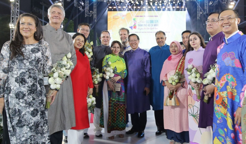 Các nữ tổng lãnh sự và phu nhân tổng lãnh sự tôn vinh “Nét đẹp áo dài Việt”