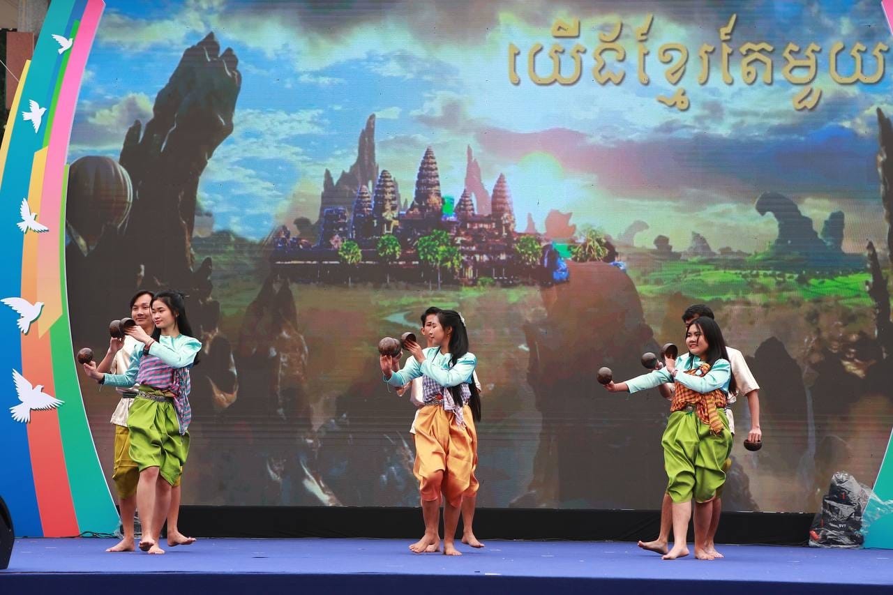 Da (bìa phải) cùng các lưu học sinh Campuchia biểu diễn tại Lễ hội hòa bình - hữu nghị. (Ảnh: NVCC)