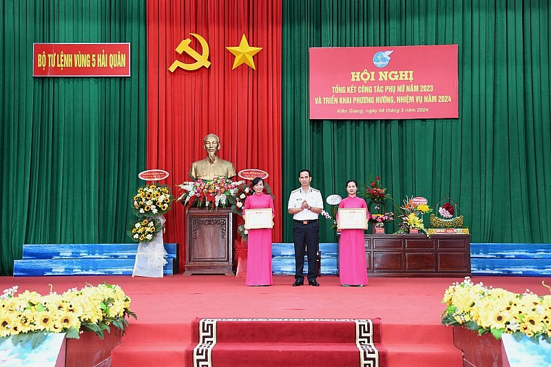 Chuẩn Đô đốc Nguyễn Hữu Thoan trao danh hiệu “Tổ chức Hội vững mạnh xuất sắc” và danh hiệu “Cán bộ hội phụ nữ giỏi” 