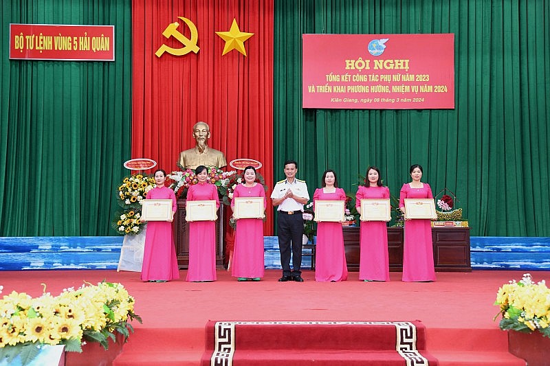 : Đại tá Lê Văn Hưởng trao thưởng cho các tập thể, cá nhân đạt thành tích tốt trong năm 2023