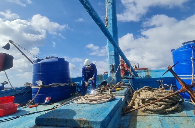 Khắc phục thành công sự cố tàu cá khi đánh bắt hải sản tại quần đảo Trường Sa