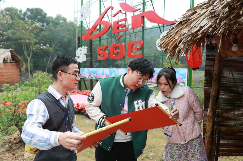 Bạn bè quốc tế trải nghiệm gói bánh chưng, làm tranh gạo tại Sóc Sơn (Hà Nội)