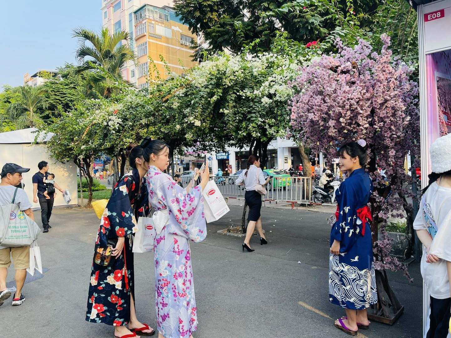 Người dân trải nghiệm mặc trang phục truyền thống Kimono Nhật Bản.