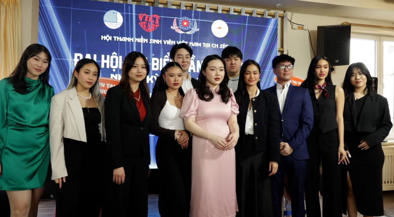 Ban chấp hành Hội Thanh niên sinh viên Việt Nam tại Cộng hòa Séc nhiệm kỳ 2024 -2029 ra mắt Đại hội. (Ảnh:Tamda)