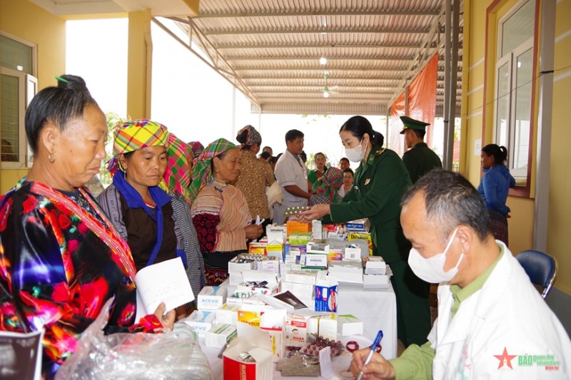 Khám bệnh, cấp thuốc miễn phí cho đồng bào dân tộc thiểu số ở Điện Biên