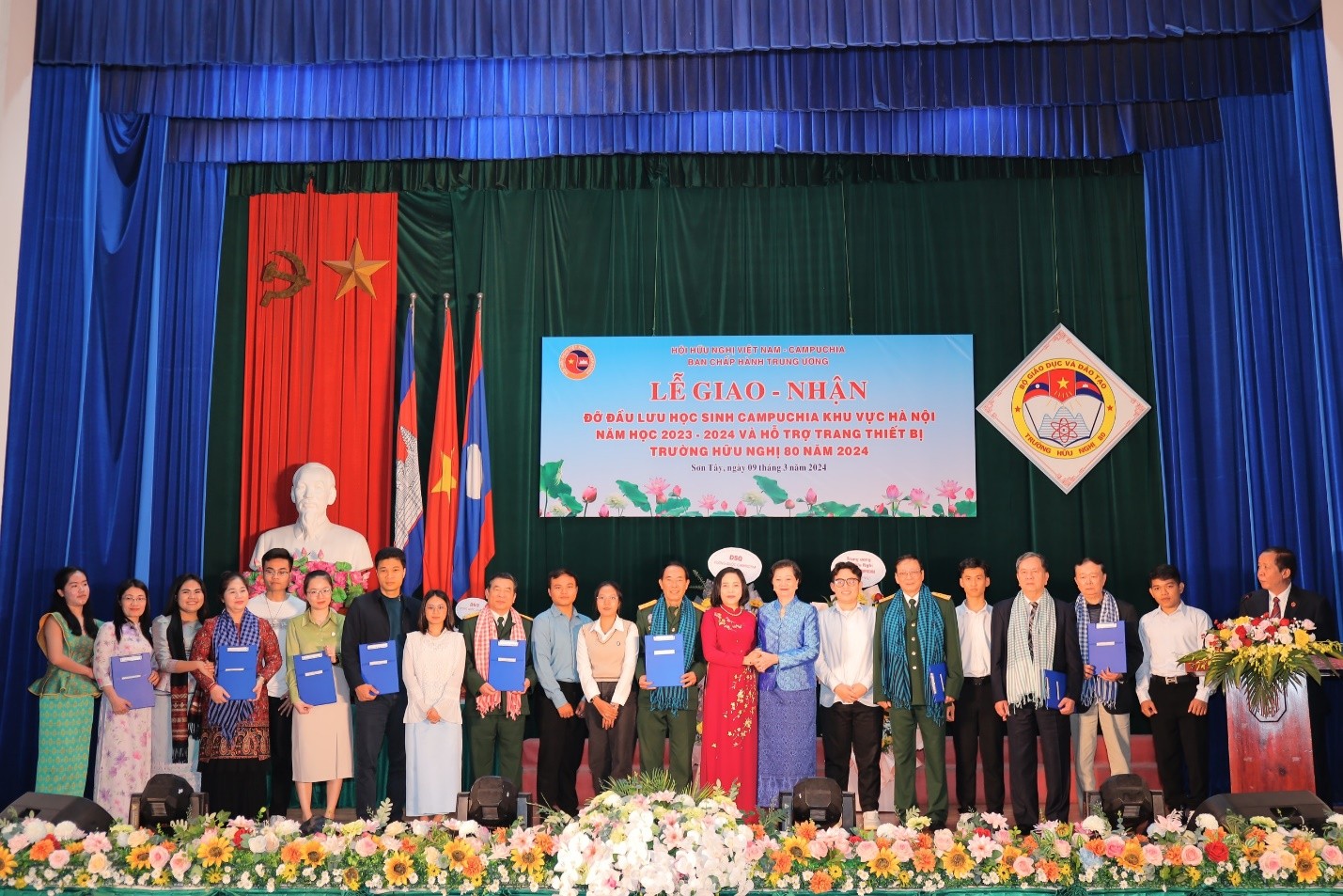 Chị Linh Nhân (thứ sáu, từ trái qua) cùng các tập thể, cá nhân nhận Quyết định giao nhận đỡ đầu sinh viên Campuchia năm học 2023-2024