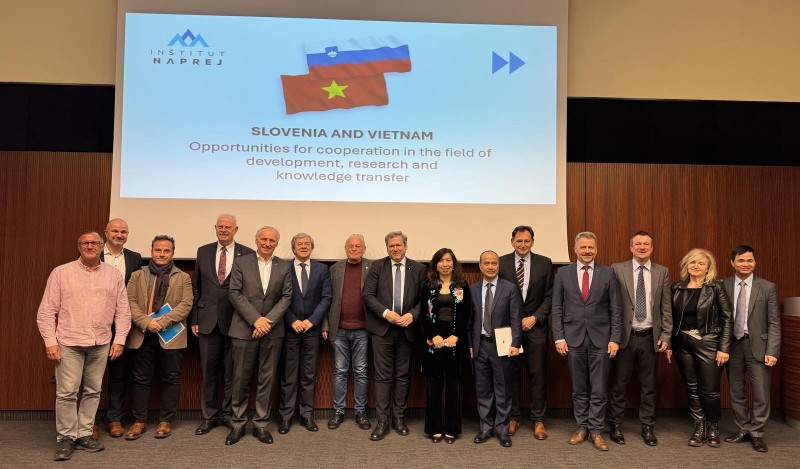 Tăng cường trao đổi đoàn trên các kênh nhà nước, chính phủ, quốc hội và giao lưu nhân dân giữa Việt Nam - Slovenia