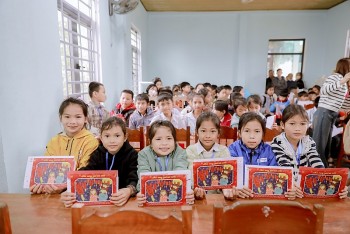 Zhi Shan Foundation trao gần 3 tỷ đồng học bổng cho học sinh, sinh viên vượt khó