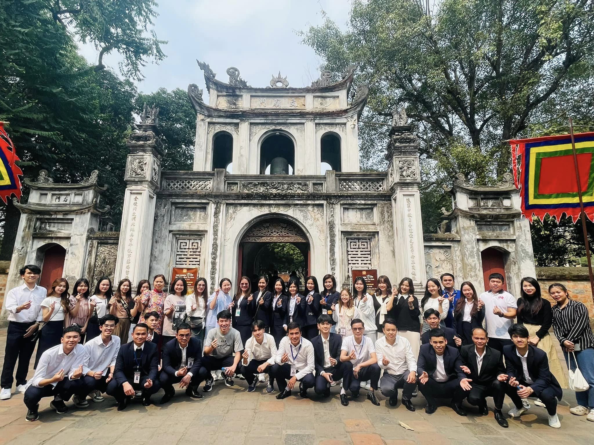 Lưu học sinh Lào, Campuchia tìm hiểu lịch sử, trải nghiệm văn hóa Việt Nam