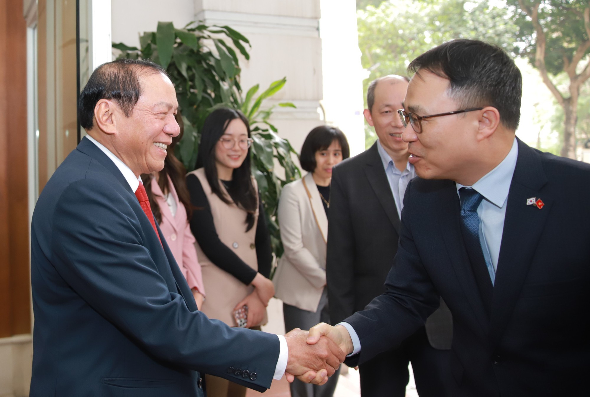 Bộ trưởng Bộ VHTTDL Nguyễn Văn Hùng tiếp Đại sứ đặc mệnh toàn quyền Hàn Quốc tại Việt Nam Choi Youngsam. (Ảnh: bvhttdl.gov.vn)