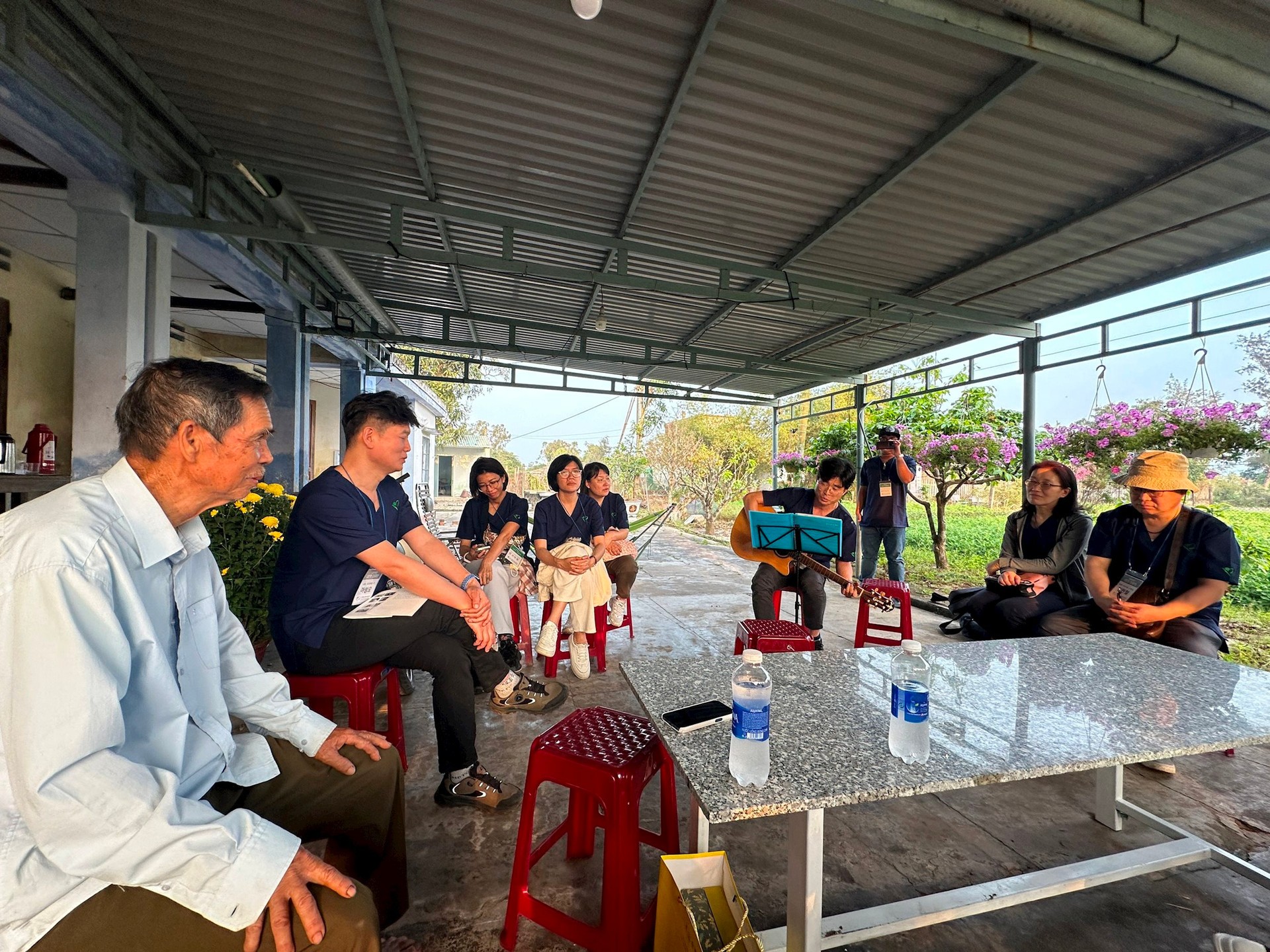 Đoàn y bác sĩ thăm nhà ông Nguyễn Tấn Quý ở thôn Sơn Viên (xã Duy Nghĩa, Duy Xuyên). (Ảnh: Báo Quảng Nam) Đoàn y bác sĩ thăm nhà ông Nguyễn Tấn Quý ở thôn Sơn Viên (xã Duy Nghĩa, Duy Xuyên). (Ảnh: Báo Quảng Nam)