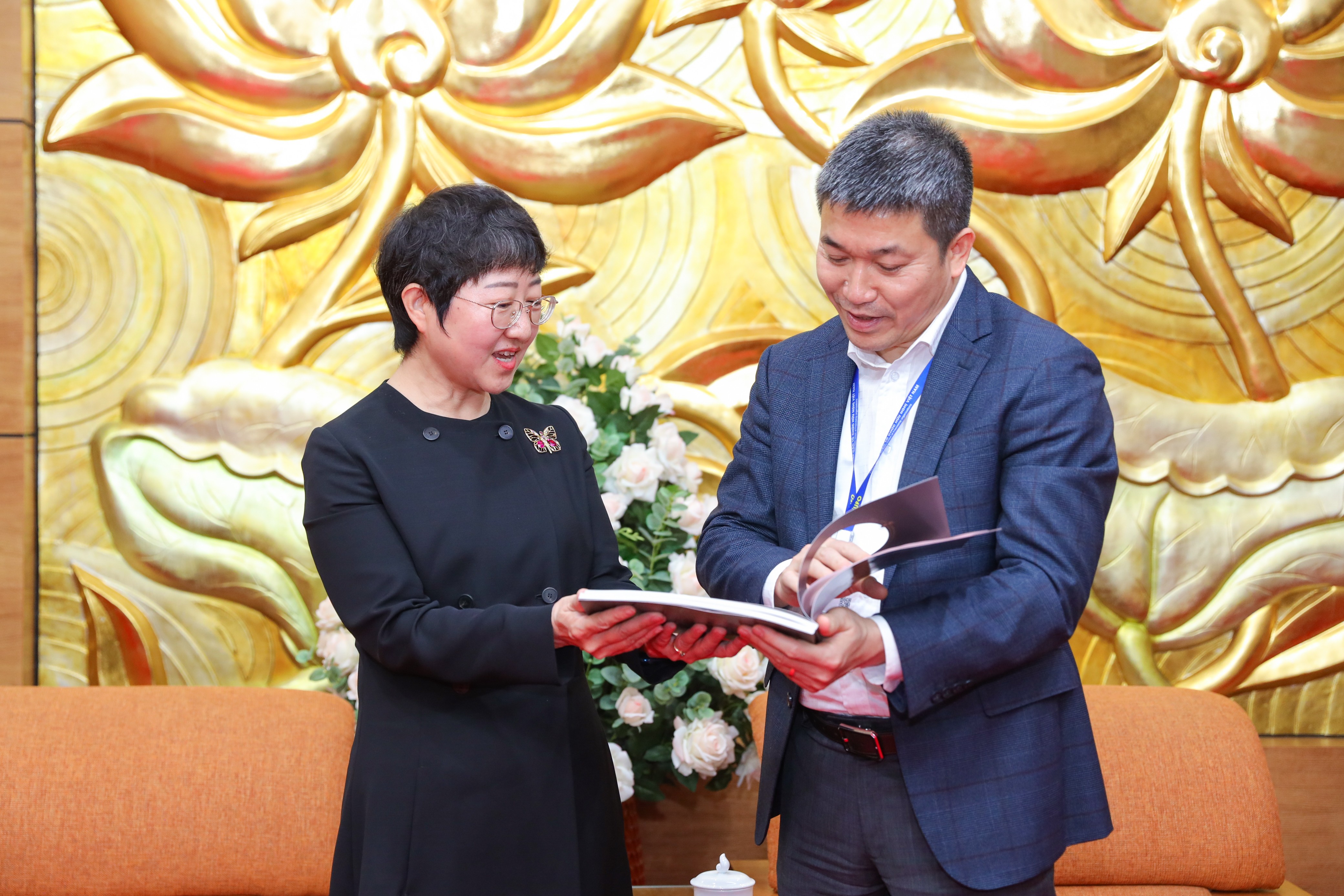Chủ tịch Liên hiệp các tổ chức hữu nghị Việt Nam Phan Anh Sơn (phải) và bà Lý Ngạn, Phó Hội trưởng chuyên trách Hội hữu nghị đối ngoại nhân dân tỉnh Sơn Tây (Trung Quốc). (Ảnh: Đinh Hòa)