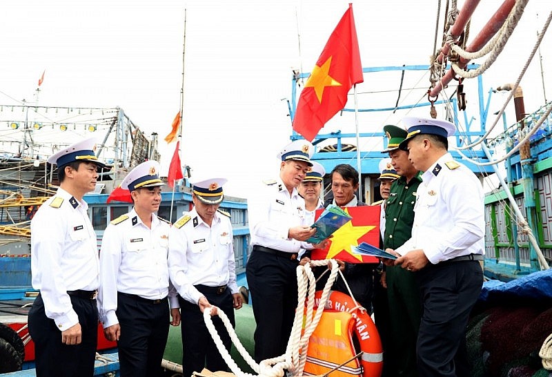 Tuyên truyền pháp luật và tặng quà ngư dân xã Tam Quang.